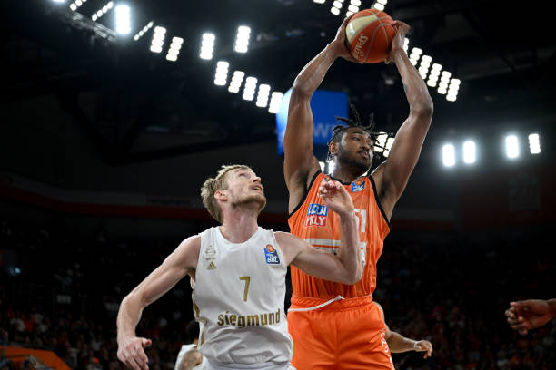 身披红黑战 身披红黑战